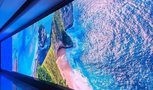 Indoor led screen that shows the visual for visitor to look in mallĀ